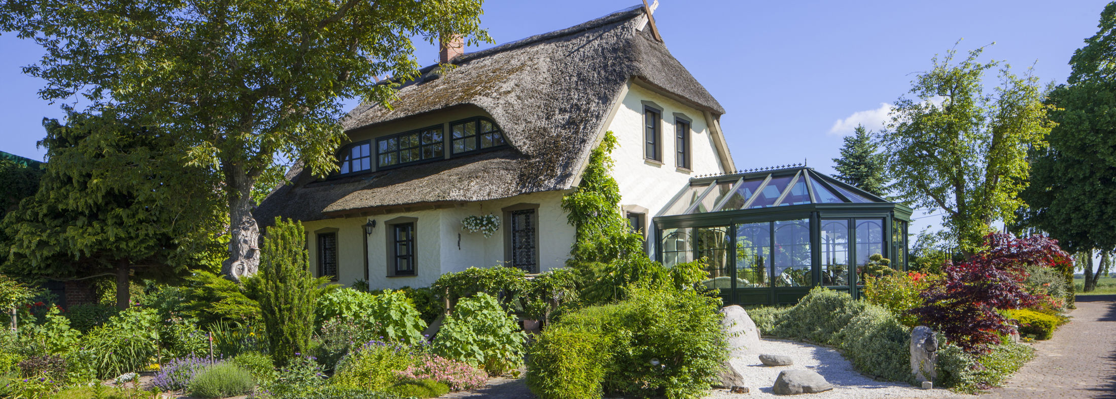 Garagen, Carports und Außenanlagen